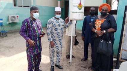 ACTION CITOYENNE A PARAKOU : Le forum WhatsApp « Emission Arzekè Fm » fait don de 25 poubelles à la mairie