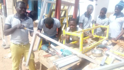 METIER DE VITRIER : Des spécialistes dans le maniement du verre