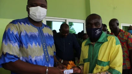 REFORME DANS LE SECTEUR DES CONDUCTEURS DE TAXIS-MOTOS A BANIKOARA : Le maire Sarako Tamou remet les cartes professionnelles