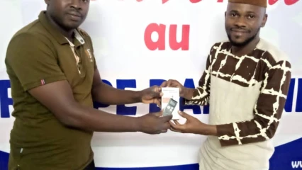 ACTION DE GENEROSITE AU JOURNAL “DAIBI INFO” :  Docteur El Hadj Mohamed Awali Akintola fait don d&rsquo;un enregistreur