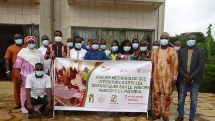 ELABORATION DES DOCUMENTS SCIENTIFIQUES SUR LE FONCIER AU BENIN : Le Laboratoire Société-Environnement renforce la capacité des chercheurs . Le professeur Mohamed Baco en fait une préoccupation