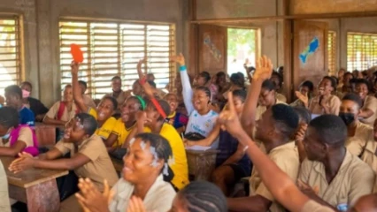 SENSIBILISATION DES ÉLÈVES SUR LES GROSSESSES EN MILIEU SCOLAIRE : Gatien Adjagboni accompagne l’initiative de l’Ong Etoile d’Afrik
