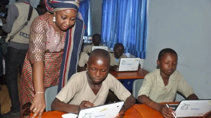 AMÉLIORATION DE L&rsquo;EDUCATION À NIKKI : Aurélie Adam Soulé dote l&rsquo;Epp Gori Maro d’une salle numérique