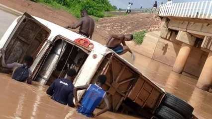 Accident de la circulation au Burkina Faso: un autocar finit sa course sous le pont Nakambé