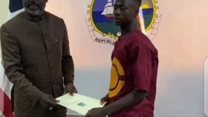 LIBERIA/POUR AVOIR RENDU UNE IMPORTANTE SOMME D’ARGENT EGAREE A SON PROPRIETAIRE : Un jeune garçon récompensé par le président Georges Weah