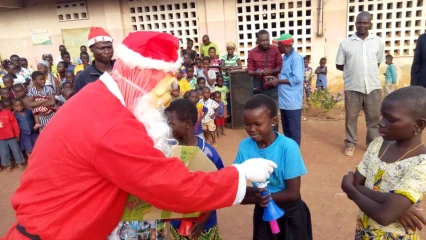 NOËL AU VILLAGE A NATITINGOU : L’Ong Foukou Péré fête avec les enfants de Kotopounga