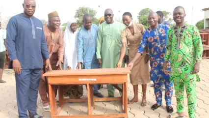 AFIN DE SOULAGER LES PEINES DES ÉLÈVES : La mairie de Banikoara dote le Ceg Nangourou de 150 tables-bancs