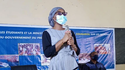 FACE AUX ÉTUDIANTS DE L&rsquo;UNIVERSITÉ DE PARAKOU : Aurélie Adam Soulé expose les nombreuses actions du gouvernement  . Satisfaits, les étudiants souhaitent rencontrer Talon pour lui dire merci