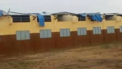 Toitures décoiffées, charpentes endommagées: des salles de classes à rénover dans 135 Ceg