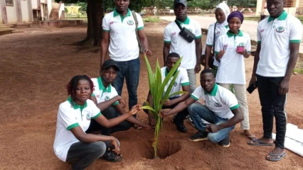 POUR UN CAMPUS PLUS VERT   Des étudiants de l&rsquo;Up mettent en terre des plants autochtones