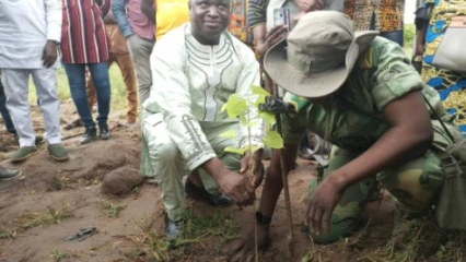 JOURNÉE NATIONALE DE L&rsquo;ARBRE À PARAKOU : La mairie met 2500 plants en terre