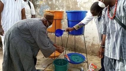 INSTALLATION DU DISPOSITIF DE LAVAGE DES MAINS DANS LES PALAIS DE PARAKOU : Kadiri Gandé Batta préserve la vie des têtes couronnées