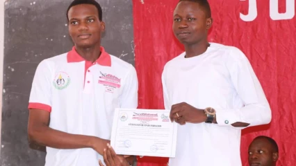 APRÈS LEUR FORMATION À LA PRESSE UNIVERSITAIRE DE PARAKOU : Des stagiaires du Journal Akôwé reçoivent leurs attestations