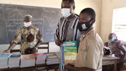 DONS D’OUVRAGES DIDACTIQUES AUX APPRENANTS DU CEG BANIKOARA : Le maire Sarako Tamou félicité par la Ddestfp de l’Alibori