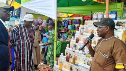 FOIRE DE L’INDÉPENDANCE AVEC LE SECTEUR PRIVÉ La Cci Bénin valorise le savoir-faire local à Parakou . Arouna Salifou Kamilou promeut les produits locaux