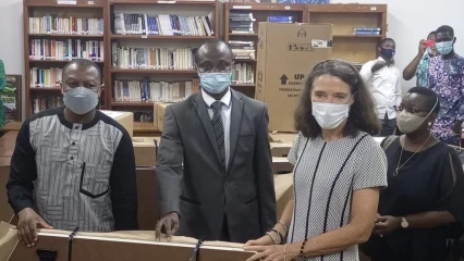 FONDS DE SOUTIEN ANNUEL POUR L&rsquo;AMERICAN CORNER DE PARAKOU :  L&rsquo;ambassadeur des Usa près le Bénin Patricia Mahoney remet un important lot de matériels de travail