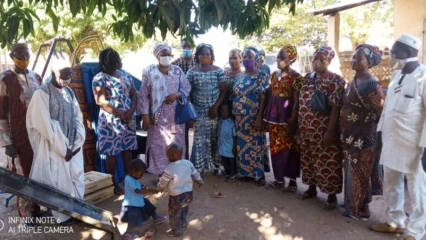 KANDI/ GRÂCE À L’UFEC-2ABCD, Zinatou Alazi Osseini fait don de matériels didactiques à l’école Saka Boukoukinnin