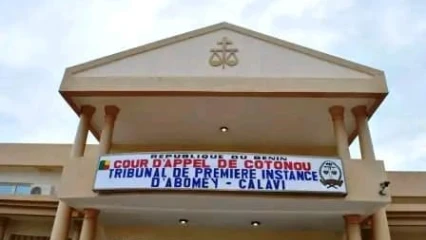 Abomey-calavi/Tentative d&rsquo;inhumation illégale à domicile: six membres d&rsquo;une même famille interpellés par la justice 