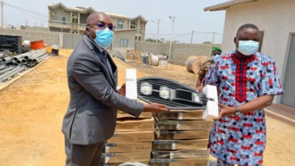 GRACE A L’ABERME : Le maire Sarako Tamou réceptionne 50 lampadaires pour Banikoara