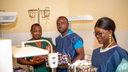 TCHAOUROU :  Fadel Aboubakar en père Noël à l’hôpital Saint Martin de Papané