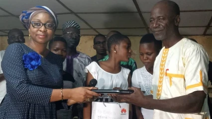 EDUCATION A PARAKOU : Aurélie Adam Soulé renforce la salle informatique du Lmb . D’importants lots de matériels informatiques offerts à son ancien lycée