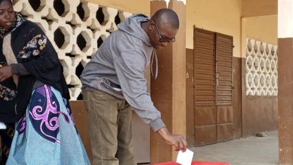 ÉLECTIONS LÉGISLATIVES À TCHAOUROU CENTRE : Les postes de vote ouverts, des électeurs éprouvent de difficultés  . Le candidat Fadel Kabassi a voté à l’Epp Tchaourou-Gare