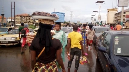 COTONOU/MALGRÉ L’INTERDICTION DES AUTORITÉS : La vente à la sauvette a toujours la peau dure