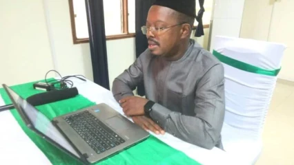 Étude sur la régulation des médias en ligne au Bénin: Franck Kpochémè obtient un master 