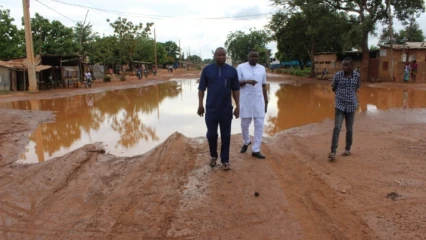 DÉGRADATION TRÈS AVANCÉE DE L&rsquo;AXE BANIKOARA-TOURA : Le maire Sarako Tamou sollicite l’intervention d’une entreprise