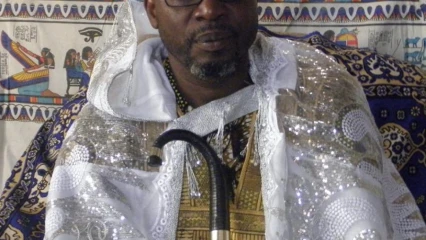 DÉCÈS DU PROFESSEUR ALBERT TÉVOÉDJRÈ : Sa Majesté Yawa Kina II de Sinendé salue la mémoire de l’homme