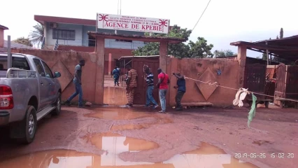 SBEE/AGENCE KPÉBIÉ DE PARAKOU :  Des flaques d’eau empirent le calvaire des clients