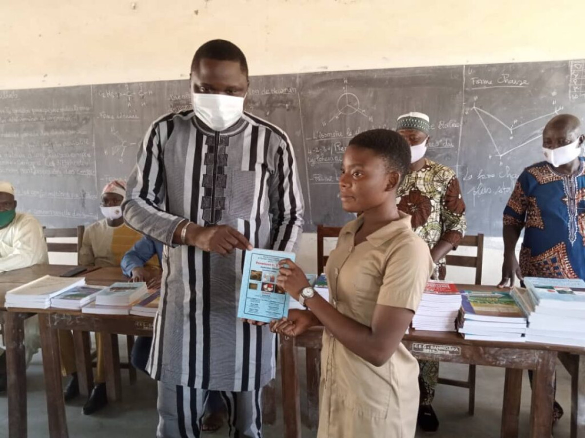 PROMOTION DES ÉLÈVES DE LA SÉRIE C À BANIKOARA : Le maire Sarako dote des apprenants d&rsquo;ouvrages didactiques