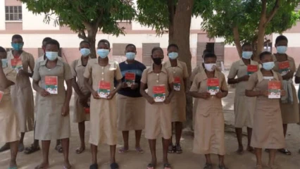 PROMOTION DES SERIES SCIENTIFIQUES DANS LES ETABLISSEMENTS SECONDAIRES DE PARAKOU :  La Fondation Hystérésis distribue des bréviaires aux élèves filles des collèges