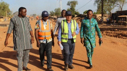CONSTRUCTION DE LA ROUTE BANIKOARA-KÉRÉMOU-FRONTIÈRE BURKINA-FASO : Le maire Bio Sarako Tamou constate l’évolution des travaux