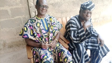 CONTRAINT À S’EXPRIMER EN LANGUE DENDI AU VERNISSAGE DES TRÉSORS ROYAUX : Le “Sinaboko” face à un fait discriminatoire  . Salifou Daran et Michel Baraga, deux acteurs culturels Baatonu dénoncent