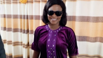 JOURNÉES DE CHARITÉ DE L&rsquo;ARCHIDIOCÈSE DE PARAKOU : L’artiste Zeynab Habib offre un demi-million à la Caritas-Bdbd