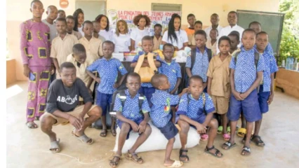 DONS DE VIVRES ET MATERIELS PAR L’ONG-FJAD À PARAKOU : Benedicta Aloakinnou sauve les enfants nécessiteux