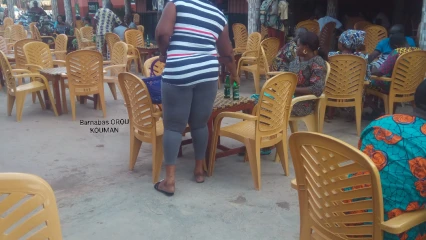 SERVEUSE DE BAR:  Un métier, trois salaires