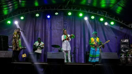 IMPAYÉS DEPUIS UN MOIS :  Des animateurs de  »La nuit de l&rsquo;indépendance » se tournent vers le ministre Abimbola