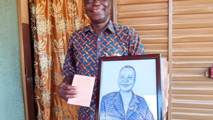 25 ANS APRÈS,  D&rsquo;anciens écoliers posent un acte de reconnaissance à l&rsquo;endroit de leur instituteur