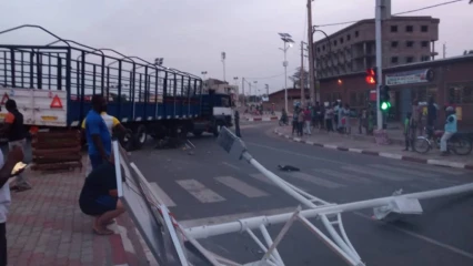 POUR AVOIR ÉVITÉ UN MOTOCYCLISTE AYANT BRÛLE LE FEU : Un camion fait un accident à Parakou