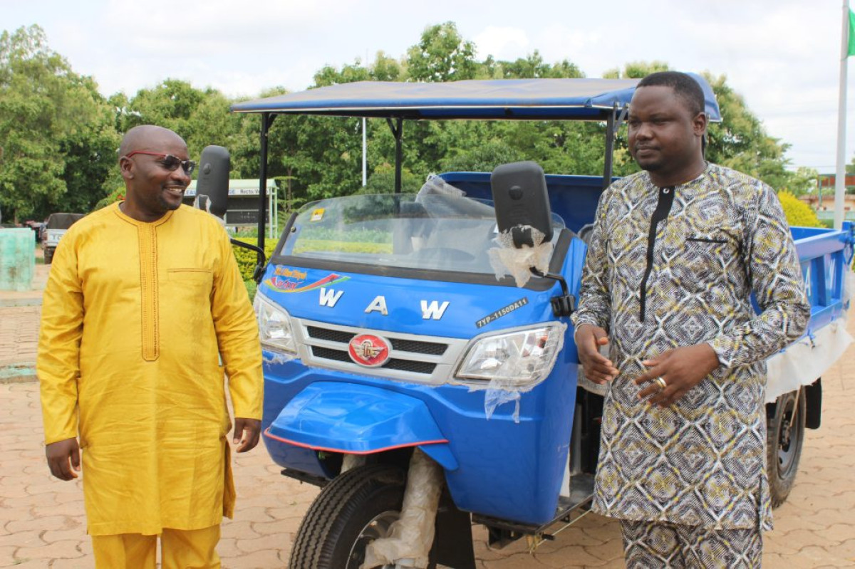 POUR L&rsquo;ASSAINISSEMENT DE LA COMMUNE DE BANIKOARA : La mairie dote la structure de pré-collecte d&rsquo;ordures de matériels
