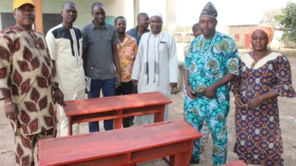 EN RÉPONSE À LEUR DOLÉANCE : Le maire Bio Sarako Tamou dote le Ceg Banikoara en mobiliers