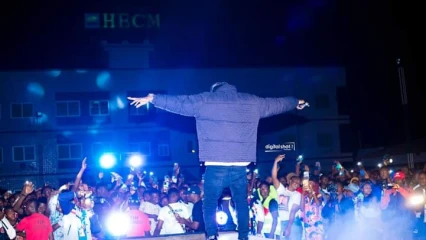 PARAKOU/À TRAVERS SON CONCERT LÉGENDAIRE : L&rsquo;artiste Tonner-X entre dans l&rsquo;histoire