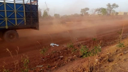 CONSÉQUENCE DU MAUVAIS ÉTAT DES VOIES À KOUANDÉ :  Un conducteur de tricycle perd l’un de ses doigts dans un accident
