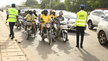 MORT D’UN MOTOCYCLISTE VOULANT ÉCHAPPER AU CONTRÔLE POLICIER : La population s’en prend aux forces de l’ordre à Sèmè-Kpodji et bloque la circulation