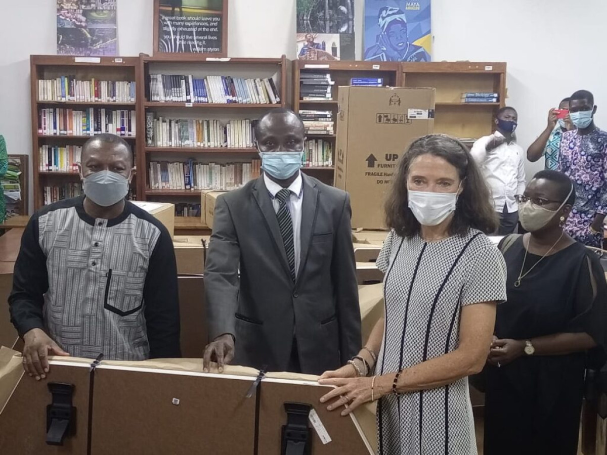 FONDS DE SOUTIEN ANNUEL POUR L&rsquo;AMERICAN CORNER DE PARAKOU :  L&rsquo;ambassadeur des Usa près le Bénin Patricia Mahoney remet un important lot de matériels de travail