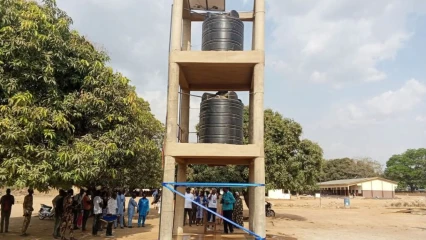 N’dali/à travers le don d’un forage, l’Epp Komiguéa conjugue la pénurie d’eau au passé grâce à la Fondation Hubi & Vinciane