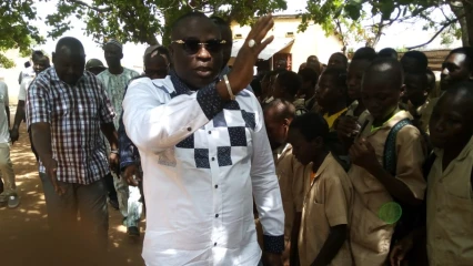 ÉDUCATION À PARAKOU : L&rsquo;He Gbadamassi fait don de tables-bancs au collège Okédama