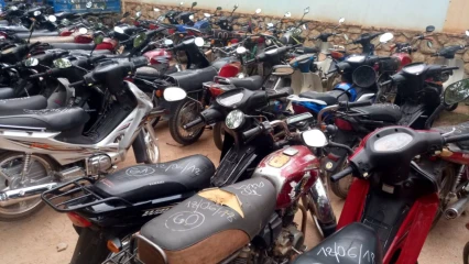 PORT OBLIGATOIRE DE CASQUE DANS LE BORGOU : Des centaines de motos arrêtées à Parakou ce jour